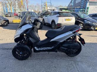 uszkodzony samochody osobowe Piaggio MP3 300 19KW HPE Sport Led 2023/5