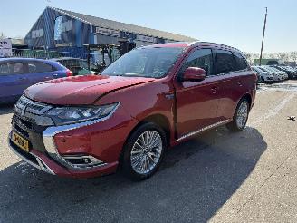 Voiture accidenté Mitsubishi Outlander 2.4 PHEV 99KW Clima Navi Schuifdak IntenseNAP 2019/1