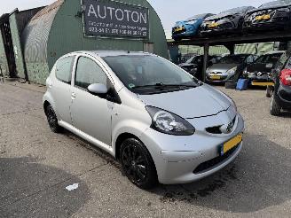 damaged passenger cars Toyota Aygo 1.0-12V 50KW Airco 5-Drs 2007/3