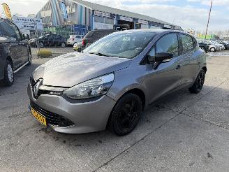 damaged passenger cars Renault Clio 0.9 TCE 66KW Airco Led 5-Deurs 2014/2