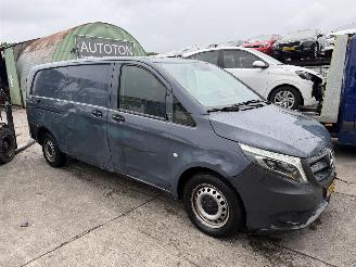 krockskadad bil bedrijf Mercedes Vito 114 CDI Autom. 100KW Extra Lang Led Clima Navi Camera NAP 2022/9