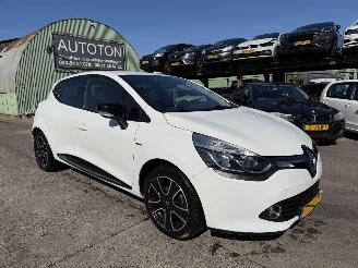 damaged passenger cars Renault Clio 0.9 TCE 66KW Clima Navi Led 5-Drs Night & Day 2015/5