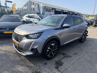 Voiture accidenté Peugeot e-2008 50 kWh 100KW Allure Pack Clima Navi Led 2021/1