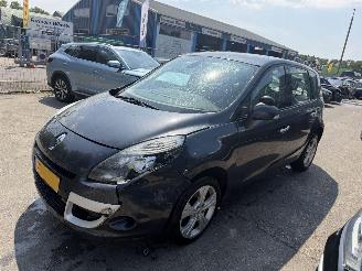 Vaurioauto  passenger cars Renault Scenic 2.0 103KW Automaat Clima Navi Dynamique NAP 2011/3