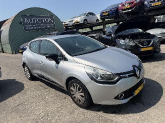 krockskadad bil auto Renault Clio 0.9 TCE 66KW Navi Airco Authentique 5-Drs 2015/9