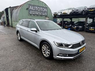 skadebil auto Volkswagen Passat 1.6 TDI 88KW Navi Clima Led Comfortline NAP 2017/1