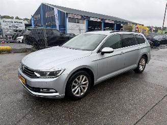 Schadeauto Volkswagen Passat 1.6 TDI 88KW Navi Clima Led Comfortline NAP 2017/1