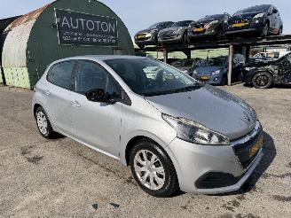 Avarii autoturisme Peugeot 208 1.2 60KW Active Navi Airco 5-Drs 2016/5