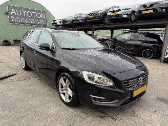 Schadeauto Volvo V-60 2.0 D4 133KW Autom. Schuidak Clima Navi Xenon Leer Camera Momentum NAP 2014/3