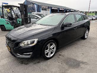 Coche accidentado Volvo V-60 2.0 D4 Autom. 133KW Schuidak Clima Navi Xenon Leer Camera Momentum NAP 2014/3