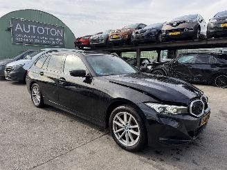 Vaurioauto  passenger cars BMW 3-serie 320e 150KW Autom. Pano Clima Navi NAP 2023/11