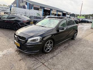 Schadeauto Mercedes A-klasse 180 Autom. 90KW Pano Prestige Navi Clima Camera Led Xenon 2014/12