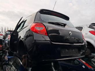 Coche siniestrado Renault Clio Clio III (BR/CR), Hatchback, 2005 / 2014 1.6 16V 2006/1