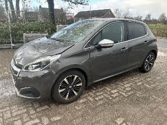 Vaurioauto  passenger cars Peugeot 208 1.2 tech edition 2019/10