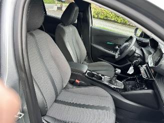 Peugeot 208 Allure picture 12