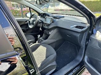 Peugeot 208 1.2 Signature picture 11