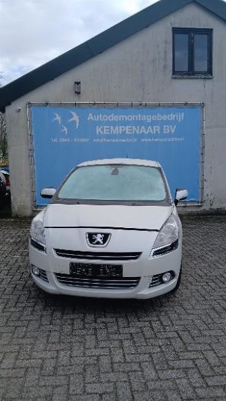 Vrakbiler auto Peugeot 5008 5008 I (0A/0E) MPV 1.6 HDiF 16V (DV6C(9HD)) [84kW]  (03-2013/03-2017) 2013/0