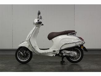 Vaurioauto  scooters Vespa  Primavera 4T. BROM schade 2017