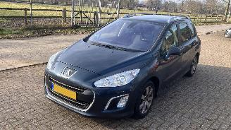 uszkodzony samochody osobowe Peugeot 308 1.6 HDI 7 ZITTER MET PANO 2013/1