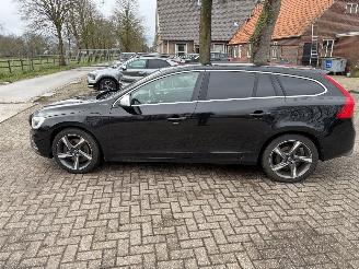 Schadeauto Volvo V-60 Hybride  R Design 2015/9