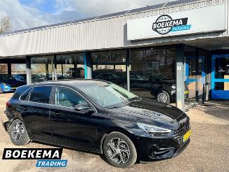 damaged passenger cars Hyundai I-30 1.5 T-GDi MHEV Stoel/Stuur Verwarming + Ventilatie Navigatie Camera 2020/11