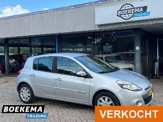 krockskadad bil auto Renault Clio 1.5 dCi Collection Airco Cruise 5-Drs 2011/10