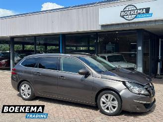uszkodzony samochody osobowe Peugeot 308 SW 1.2 PureTech Executive Glazen-Dak Navigatie Climate Cruise 2015/6