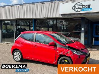 Auto incidentate Toyota Aygo 1.0 VVT-i x-play Airco Camera Cruise Carplay 2016/11
