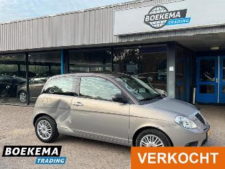 uszkodzony samochody osobowe Lancia Ypsilon 1.4 Oro Airco Two-Tone 2010/3