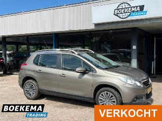 skadebil auto Peugeot 2008 1.2 PureTech Automaat Glazen dak Navi Airco Cruise 2016/3