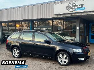 Vaurioauto  passenger cars Skoda Octavia Combi 1.6 TDI DSG Business Climate Navi Cruise PDC 2014/5
