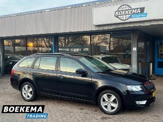 krockskadad bil auto Skoda Octavia Combi 1.6 TDI DSG Business Climate Navi Cruise PDC 2014/5