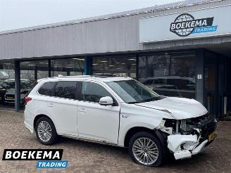 skadebil auto Mitsubishi Outlander 2.4 PHEV Intense+ Pano Leer Stoel/Stuurverw. Navi Camera PDC 2020/10