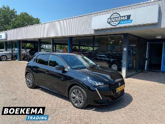 krockskadad bil auto Peugeot e-208 EV Allure Pack 50 kWh Navi I-cockpit Camera Apple-Carplay 2021/11