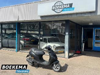 krockskadad bil bromfiets Piaggio  Zip 45KM 2011/1