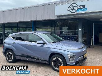 krockskadad bil auto Hyundai Kona Comfort Smart 48.4 kWh HUD Stuur- en Stuurverwarming 2024/7