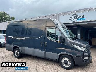 damaged commercial vehicles Iveco Daily 35S21V 3.0 352 Automaat Airco Schuifdeur Trekhaak 2017/12