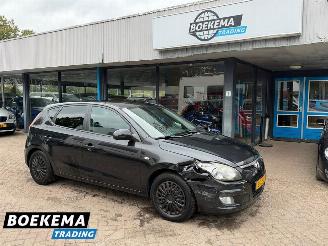 Vaurioauto  passenger cars Hyundai I-30 1.6i Dynamic Automaat Clima Elektrische Ramen 2009/8