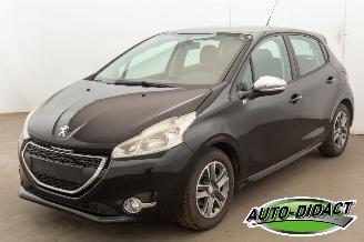 Damaged car Peugeot 208 1.2 Airco 2013/12