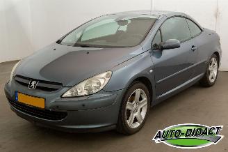 damaged passenger cars Peugeot 307 CC 2.0-16V Motorschade 2005/3