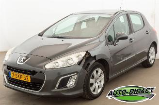 Damaged car Peugeot 308 1.6 VTi 105.889 km Clima Navi Leder Style 2013/10