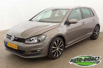 Vaurioauto  passenger cars Volkswagen Golf 1.0 TSI Automaat Clima Navi Camera Connected Series 2017/1