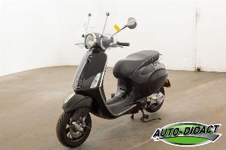 skadebil bromfiets Vespa  Primavera 12.399 km 2015/1
