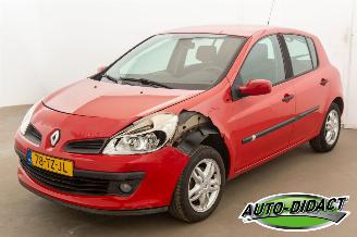 Unfallwagen Renault Clio 1.6-16V Airco Dynamique 2007/3