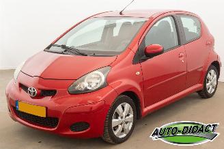 Vaurioauto  passenger cars Toyota Aygo 1.0-12V Automaat Airco Aspiration Red Navigator 2011/2