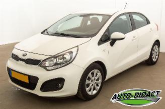 skadebil auto Kia Rio 1.2 CVVT 74.500 km NAP Airco BusinessLine 2014/4