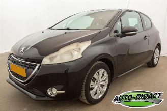 uszkodzony samochody osobowe Peugeot 208 1.2 VTi Clima Navi Envy 2012/12