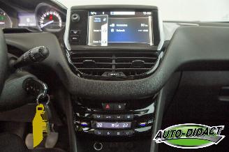 Peugeot 208 1.2 VTi Clima Navi Envy picture 11