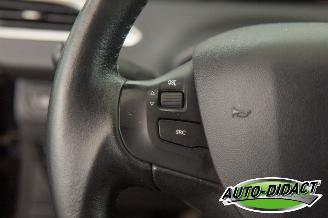 Peugeot 2008 1.2 Access Clima Navi picture 16