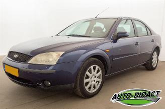 Damaged car Ford Mondeo 2.0-16V Trend Airco 2002/1